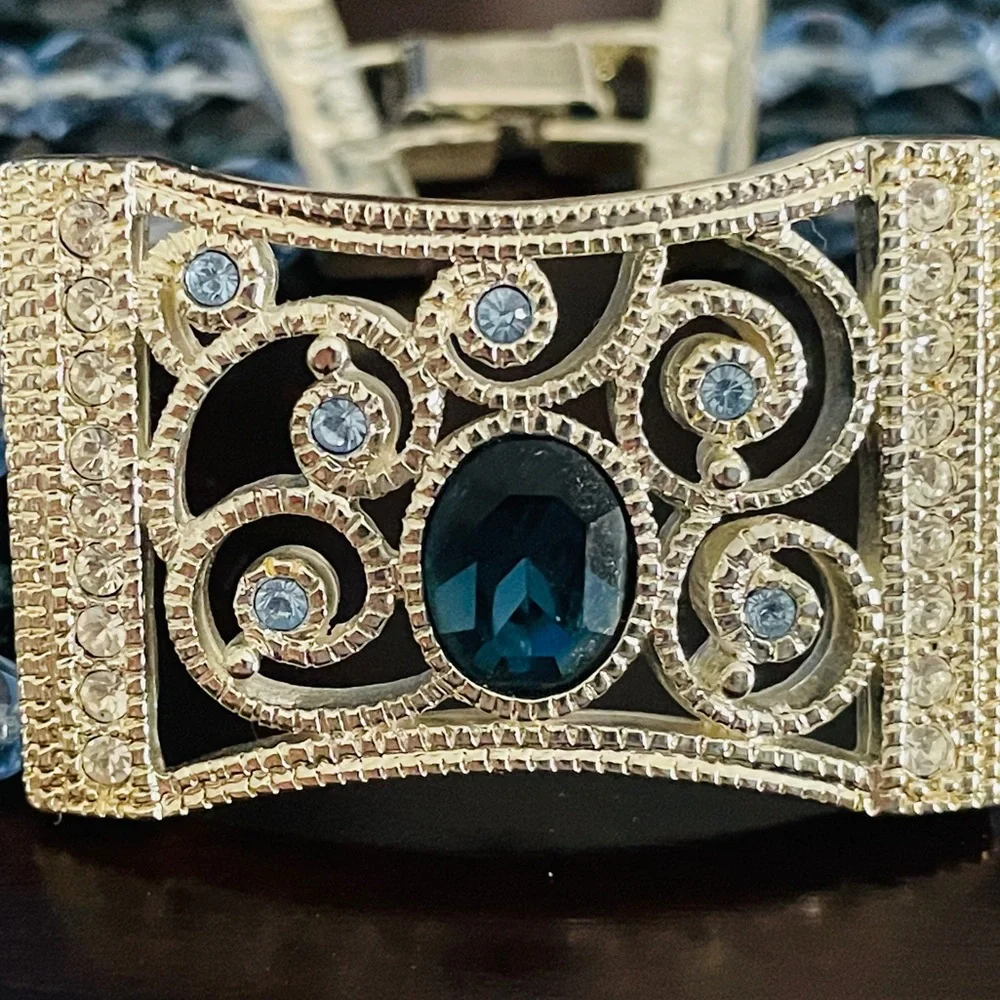 Napier (signed) matching clasp bracelet & pierced earrings set silver tone blue